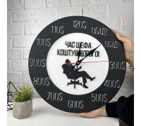 Holzwanduhr „Die Zeit des Chefs ist kostbar“