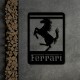 Дерев'яні декоративні елемент у вигляді значок Ferrari.