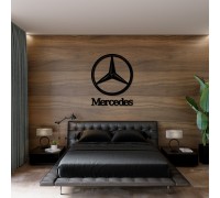 Mercedes логотип на стіні з дерева.