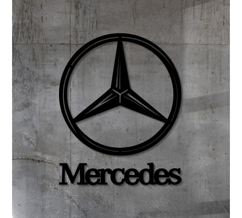 Mercedes логотип на стіні з дерева. Mercedes логотип на стіні з дерева.