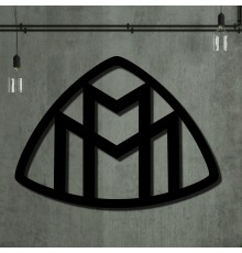 Логотип автомобильной компании Maybach на стене из дерева
