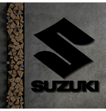 Большие декоративные деревянные значок Suzuki на стене.