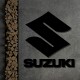 Большие декоративные деревянные значок Suzuki на стене.