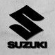 Большие декоративные деревянные значок Suzuki на стене.