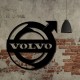 Деревянный интерьер значок Volvo на стене.