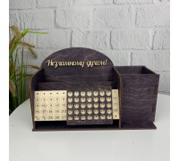 Kompakter Organizer aus Holz mit individueller Beschriftung.