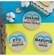 Набор из 3-х деревянных подставок под горячее в подарочной коробочке в патриотическом украинском стиле.