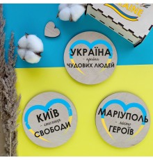 Набір із 3-х дерев'яних костерів у коробці у патріотичних жовто-блакитних кольорах.