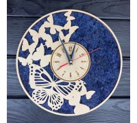 Helle Holzwanduhr mit Moos "Schmetterlinge"