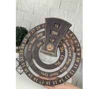 Ein Geschenk für eine Führungskraft ist ein Wand-Dauerkalender mit Logo- oder Namensgravur.