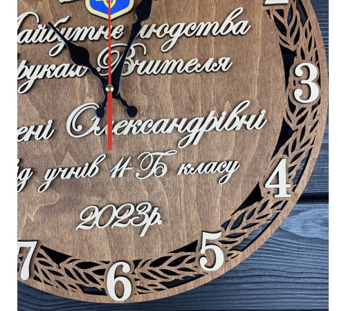 Подарок ко Дню Учителя - настенный именный чеснок из дерева. Подарок ко Дню Учителя - настенный именный чеснок из дерева.
