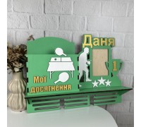 Ein farbenfroher, personalisierter Tischtennis-Medaillenhalter mit einer Ablage für Trophäen und einem Fach für Zertifikate