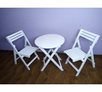Ein zusammenklappbares Gartenset aus Holz für Cafés, Wohnungen und Mahlzeiten im Freien (Tisch und zwei Stühle)