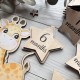 Милые цветные деревянные таблички для фото ребенка по месяцам в форме жирафа.