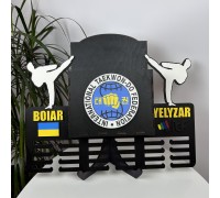 Duży drewniany uchwyt na medale z przegródką na certyfikaty taekwondo