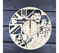 Hölzerne Wanduhr im Queen-Interieur