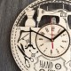 Дизайнерские настенные часы из дерева в ателье