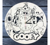 Wooden wall clock in the Gufa children's room