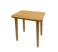 Couchtisch aus Eiche mit Holzbeinen.