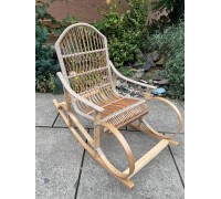 Buchenholz-Schaukelstuhl „Rattan“ mit Rattan-Einsätzen