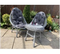 2 graue Sessel "Rest" + runder Tisch "Mushroom" + Kissen