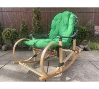 Buchen-Schaukelstuhl „Rattan“ mit Rattan-Einsätzen + Kissen.