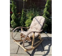 Schaukelstuhl aus Korbgeflecht und Rattaneinsätzen „Rattan“ schokolade mit weißen Einsätzen und einem Kissen.