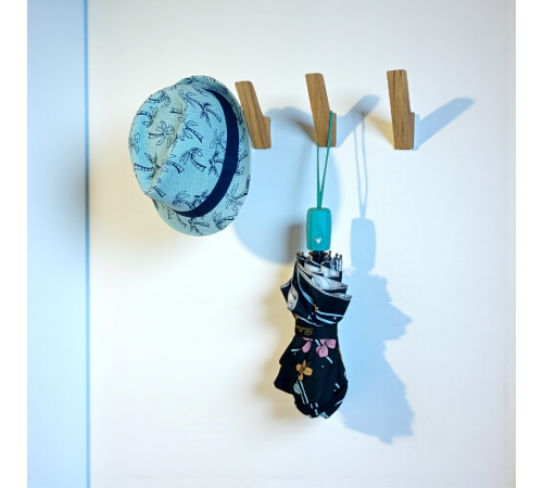 Настінні дерев'яні гачки для одягу, головних уборів, сумок